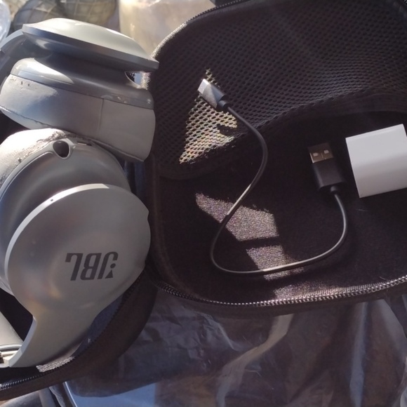 JBL Silver Wireless Headphones with Case - Picture 2 of 2